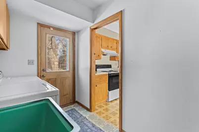 8824 W Dosie Ave, Greenfield, WI 53228 - Photo 15