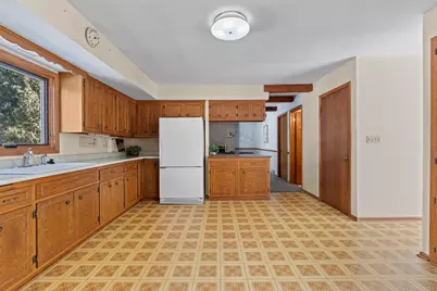 8824 W Dosie Ave, Greenfield, WI 53228 - Photo 7