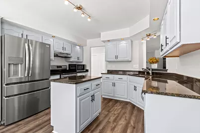 N53W15786  Creekwood Xing, Menomonee Falls, WI 53051 - Photo 5