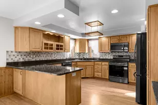 501 River Bluff Dr, Manitowoc, WI 54220 - Photo 9