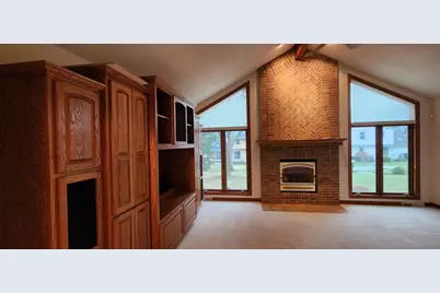 8098 S Meadowcreek Ct, Franklin, WI 53132 - Photo 5