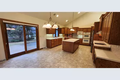 8098 S Meadowcreek Ct, Franklin, WI 53132 - Photo 9