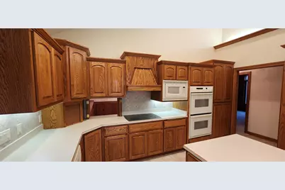 8098 S Meadowcreek Ct, Franklin, WI 53132 - Photo 11