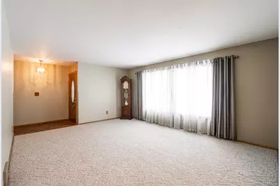 W136N8741  Esquire Rd, Menomonee Falls, WI 53051 - Photo 9