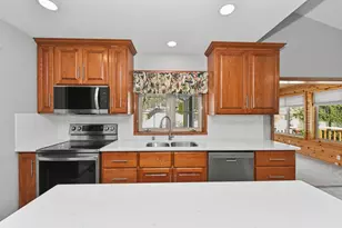 215 Endfield Cir, Waukesha, WI 53186 - Photo 9