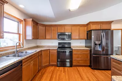 942  Oak Timber Dr, Onalaska, WI 54650 - Photo 5