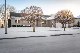 942 Oak Timber Dr, Onalaska, WI 54650 - Photo 1