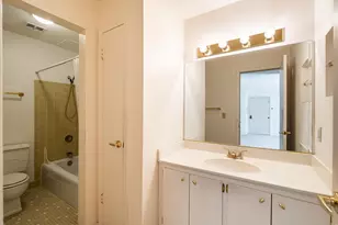 8530 W Waterford Ave, Greenfield, WI 53228 - Photo 11