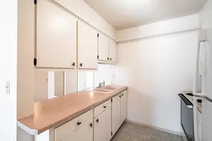 8530 W Waterford Ave, Greenfield, WI 53228 - Photo 9