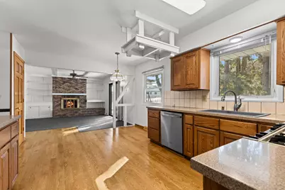 139  Debbie Ct, Waukesha, WI 53189 - Photo 7