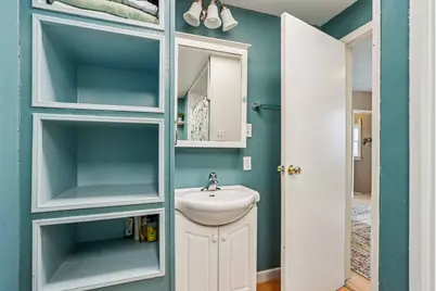 2557 N Gordon Pl, Milwaukee, WI 53212 - Photo 9