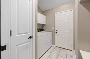 282 Lower Woodford Cir, West Bend, WI 53090 - Photo 35