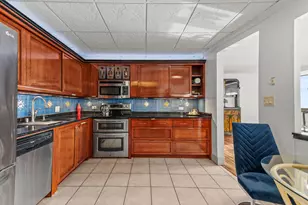 1919 N Summit Ave, Milwaukee, WI 53202 - Photo 15