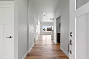 1925 Creekwood Ct, Manitowoc, WI 54220 - Photo 7