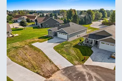 1925  Creekwood Ct, Manitowoc, WI 54220 - Photo 3