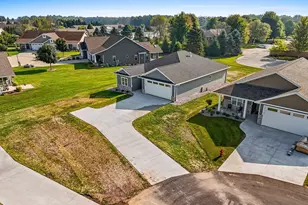 1925 Creekwood Ct, Manitowoc, WI 54220 - Photo 3