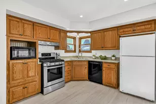 6125 Middleton Ct, Greendale, WI 53129 - Photo 11