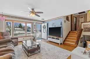 7485 S Highfield Ct, Oak Creek, WI 53154 - Photo 3