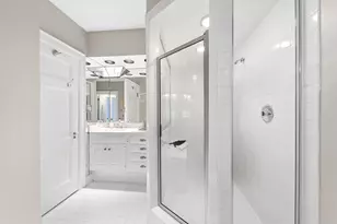 2225 N Lake Dr, Milwaukee, WI 53202 - Photo 23