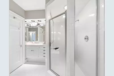 2225 N Lake Dr, Milwaukee, WI 53202 - Photo 23