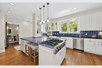 2225 N Lake Dr, Milwaukee, WI 53202 - Photo 17