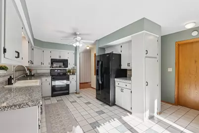 W178N9743  Riversbend Cir, Germantown, WI 53022 - Photo 9