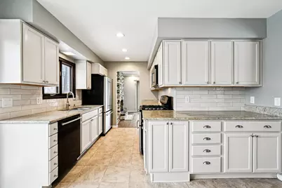 741  Summit Ct, West Bend, WI 53095 - Photo 7