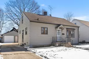 925 N 16th St, Manitowoc, WI 54220 - Photo 1