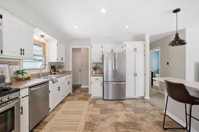 W150N8239  Saxony Dr, Menomonee Falls, WI 53051 - Photo 11