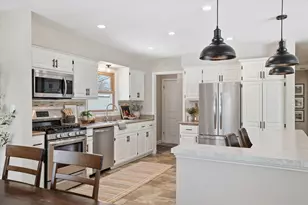 W150N8239 Saxony Dr, Menomonee Falls, WI 53051 - Photo 9