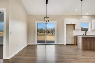 935 Crockett Dr, Holmen, WI 54636 - Photo 7