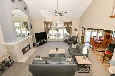 15245 W Woodland Dr, New Berlin, WI 53151 - Photo 9