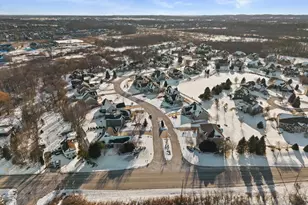 W243N2792 Creekside Dr, Pewaukee, WI 53072 - Photo 39