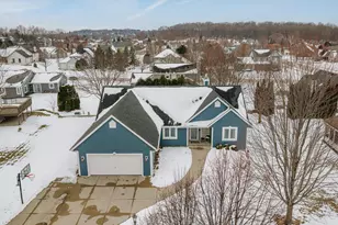 1118 Riverwalk Ct, Pewaukee, WI 53072 - Photo 7