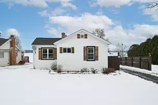 2225 Lakeshore Dr, Racine, WI 53139 - Photo 3