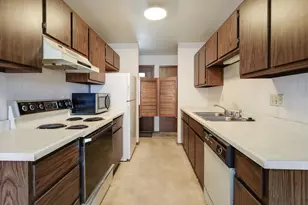 910 E Cedar Ave, Manitowoc, WI 54220 - Photo 7