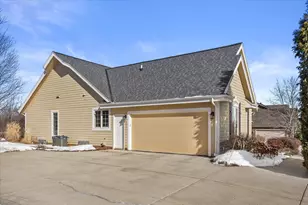 N54W16684 Ravenwood Dr, Menomonee Falls, WI 53051 - Photo 35