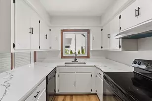 8148 S 88th St, Franklin, WI 53132 - Photo 9