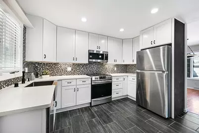 10121 N Lee Ct, Mequon, WI 53092 - Photo 5