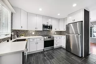 10121 N Lee Ct, Mequon, WI 53092 - Photo 5