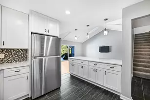 10121 N Lee Ct, Mequon, WI 53092 - Photo 7