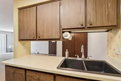 8510 W Waterford Ave #5, Greenfield, WI 53228 - Photo 9