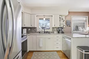 208 Highland Ave, Hartland, WI 53029 - Photo 7