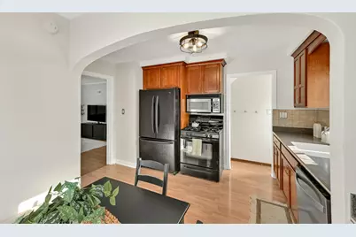 320 S Honey Creek Dr, Milwaukee, WI 53214 - Photo 11