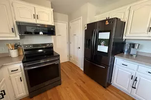 W144N10772 Lincoln Dr, Germantown, WI 53022 - Photo 9