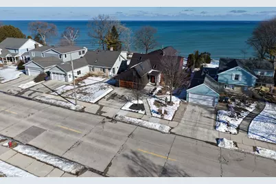2533  Lakeshore Dr, Sheboygan, WI 53081 - Photo 17