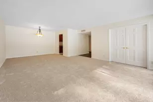 945 W Heritage Ct, Mequon, WI 53092 - Photo 5