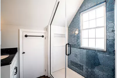 2504 N 89th St, Wauwatosa, WI 53226 - Photo 9