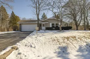 S58W25347 Crest Dr, Waukesha, WI 53189 - Photo 3
