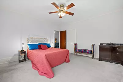 2237 N Lake Dr, Milwaukee, WI 53202 - Photo 23